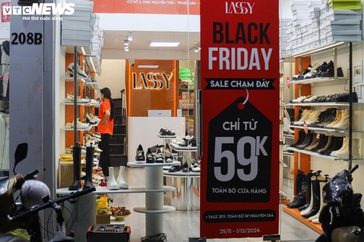 Khách không còn chen lấn mua hàng Black Friday, cửa hàng hết cảnh 'thất thủ'- Ảnh 14.