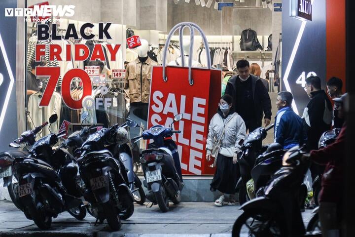 Khách không còn chen lấn mua hàng Black Friday, cửa hàng hết cảnh 'thất thủ'- Ảnh 3.