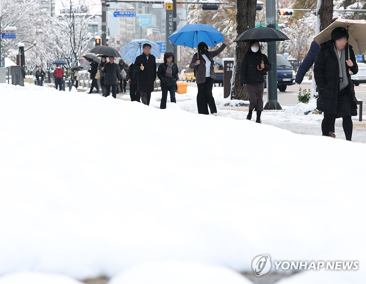 Seoul đang hứng tuyết dày ngày thứ 2, gần gấp đôi "kỷ lục thế kỷ" hôm trước- Ảnh 1.