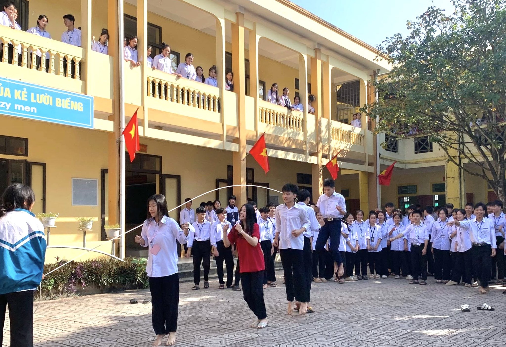 Nói không với điện thoại, học sinh Nghệ An trở về tuổi thơ với nhảy dây, đá cầu- Ảnh 2.