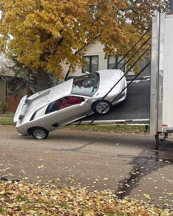 Chở siêu xe mà bất cẩn thế này thì toang: Lamborghini Diablo hàng sưu tầm hiếm ‘rơi tự do’ cả mét, suýt lật- Ảnh 2.