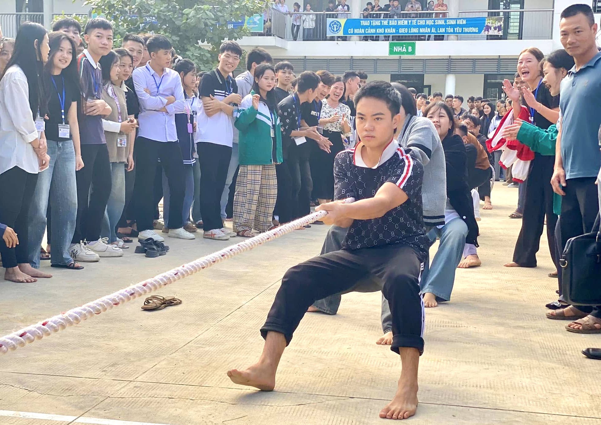 Nói không với điện thoại, học sinh Nghệ An trở về tuổi thơ với nhảy dây, đá cầu- Ảnh 9.