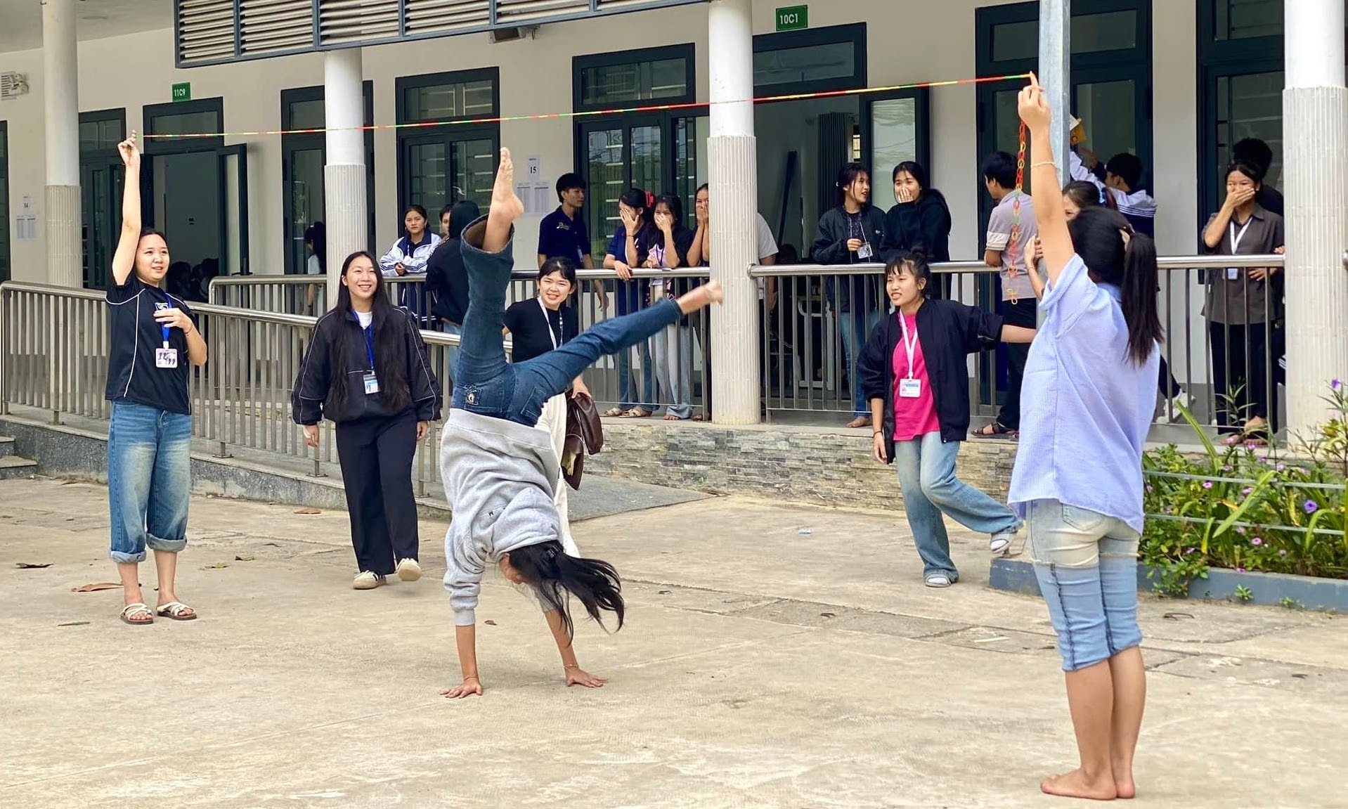 Nói không với điện thoại, học sinh Nghệ An trở về tuổi thơ với nhảy dây, đá cầu- Ảnh 13.