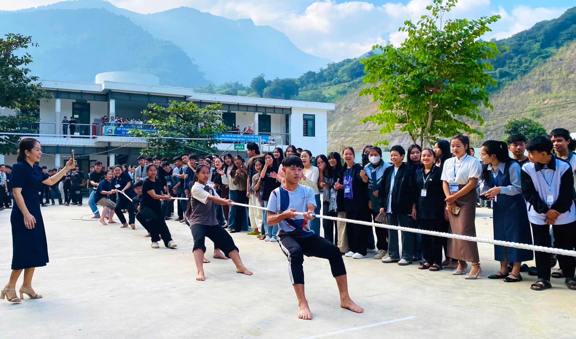 Nói không với điện thoại, học sinh Nghệ An trở về tuổi thơ với nhảy dây, đá cầu- Ảnh 8.