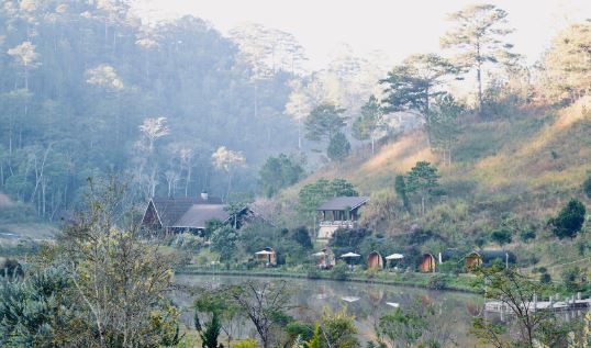 Phát hiện 1 “ngôi làng cổ tích” đẹp như ở Châu Âu cách Đà Lạt 25km: Giá dưới 6 triệu đồng/đêm, nhiều người bất ngờ vì khung cảnh quá nên thơ- Ảnh 3.