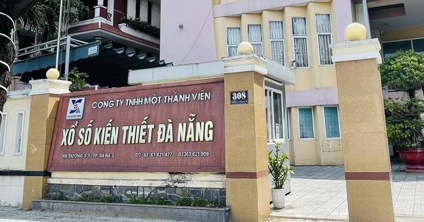 Vé trúng giải đặc biệt bị rách, Công ty Xổ số Đà Nẵng vẫn trả thưởng : Khách hàng lấy băng keo dán- Ảnh 1.