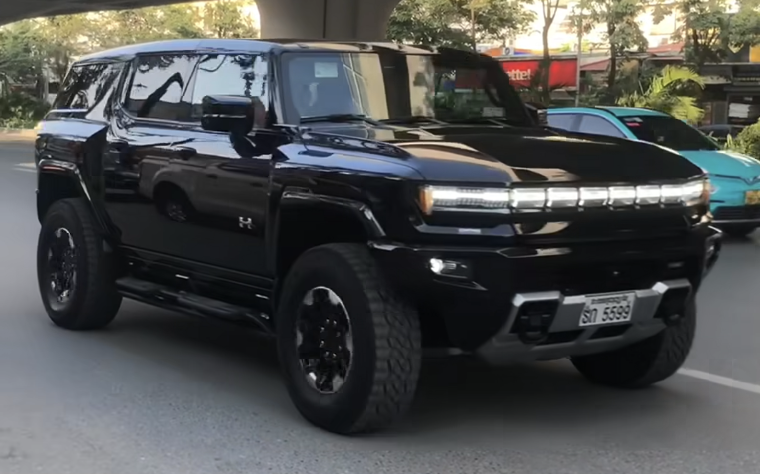 Bắt gặp GMC Hummer chạy điện trên đường phố Hà Nội, giá không dưới 3 tỷ đồng, biển số là thứ đáng chú ý- Ảnh 3.