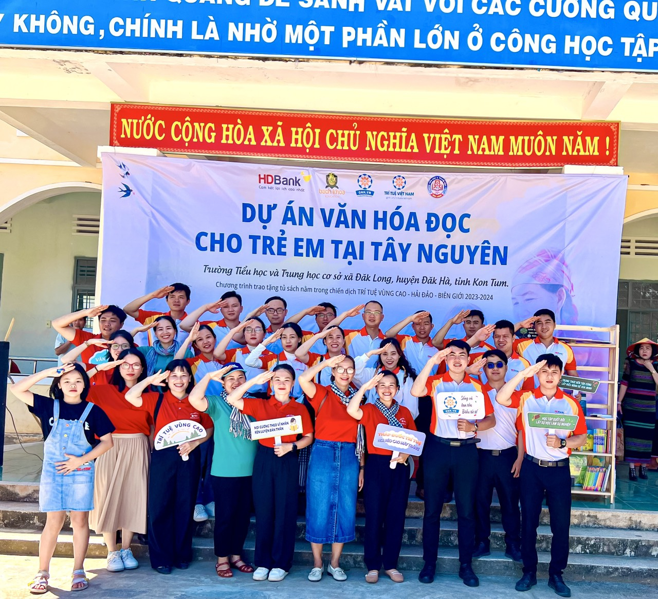 Hành trình bền bỉ đưa tri thức đến Vùng cao - Hải đảo - Biên giới: Cõng chữ lên non, nâng bước em tới trường- Ảnh 4.