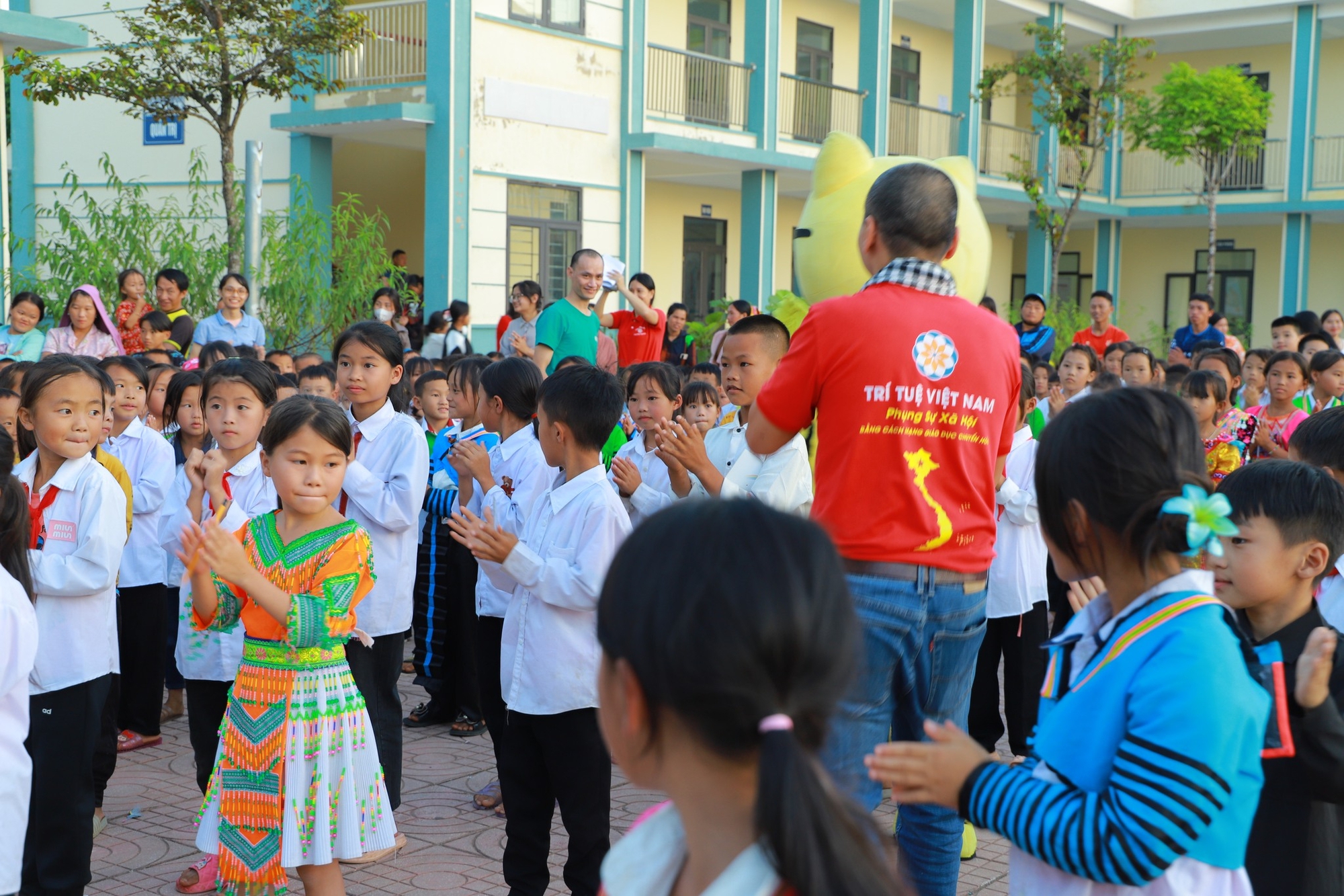 Hành trình bền bỉ đưa tri thức đến Vùng cao - Hải đảo - Biên giới: Cõng chữ lên non, nâng bước em tới trường- Ảnh 3.