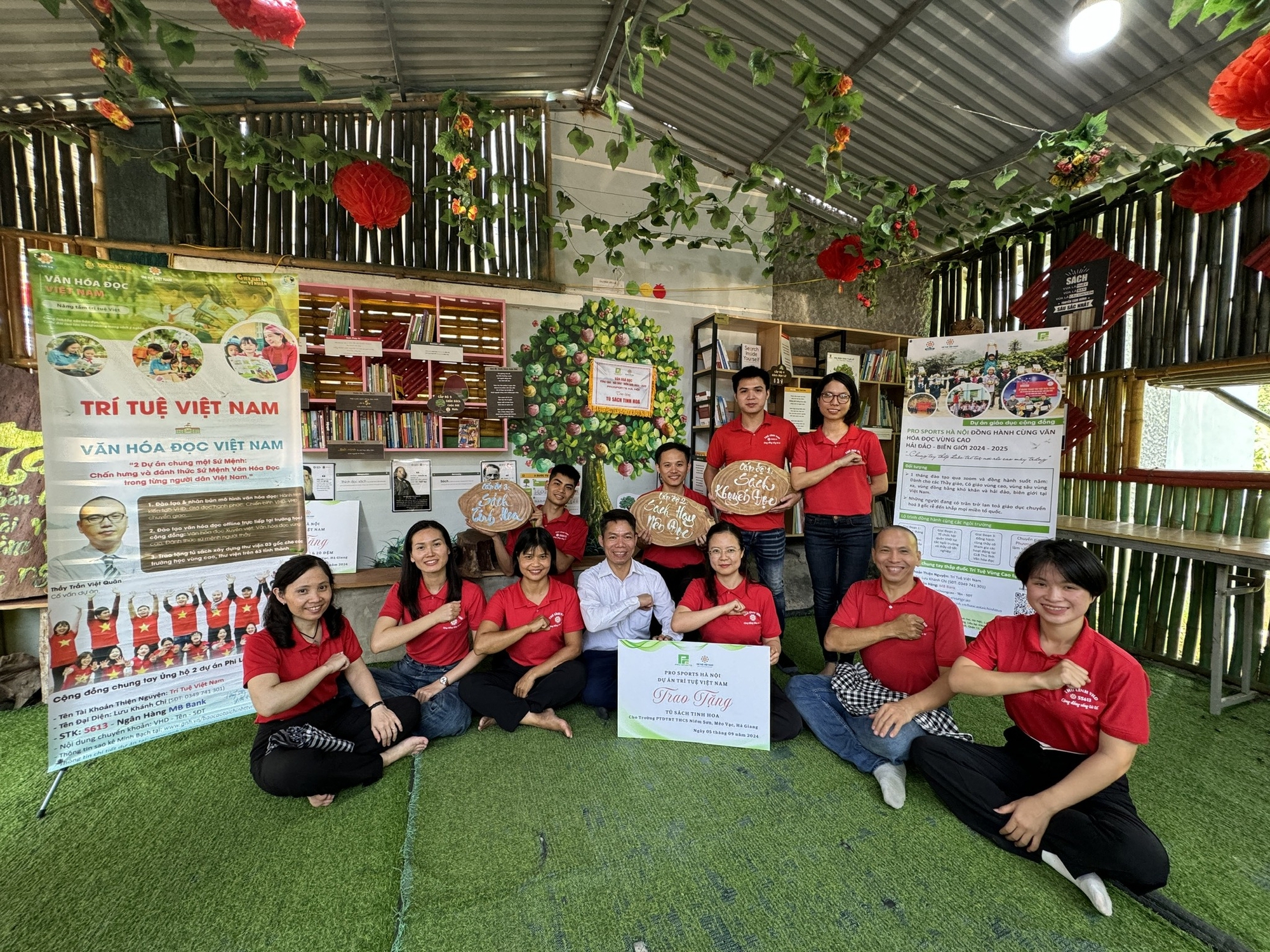 Hành trình bền bỉ đưa tri thức đến Vùng cao - Hải đảo - Biên giới: Cõng chữ lên non, nâng bước em tới trường- Ảnh 1.