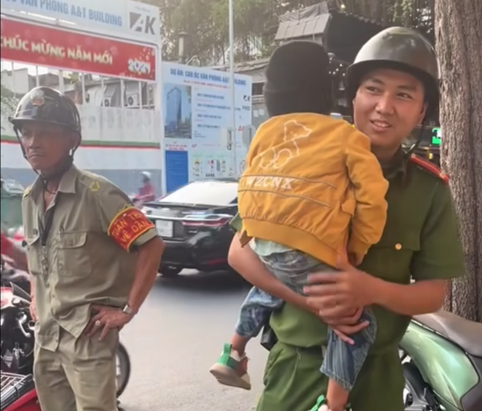 Thông tin bất ngờ vụ mẹ bị đưa vào đồn công an vì con không nhận, phải gọi bố mang giấy khai sinh đến cứu- Ảnh 1.