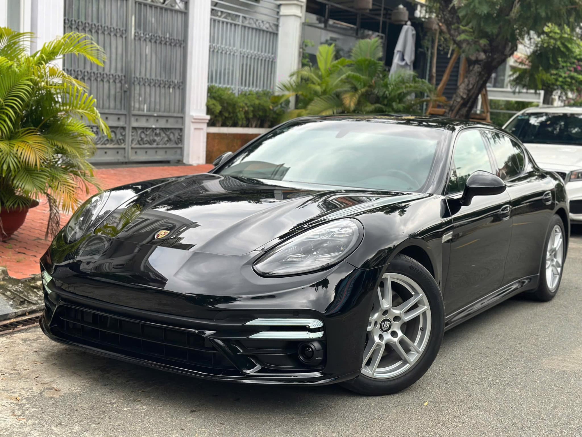 Porsche Panamera 2011 rao bán gần 1 tỷ: Đầu xe nâng cấp giống đời mới, người bán khẳng định xe nguyên bản, chấp 'mọi thầy thợ giỏi nhất đến xem'- Ảnh 1.