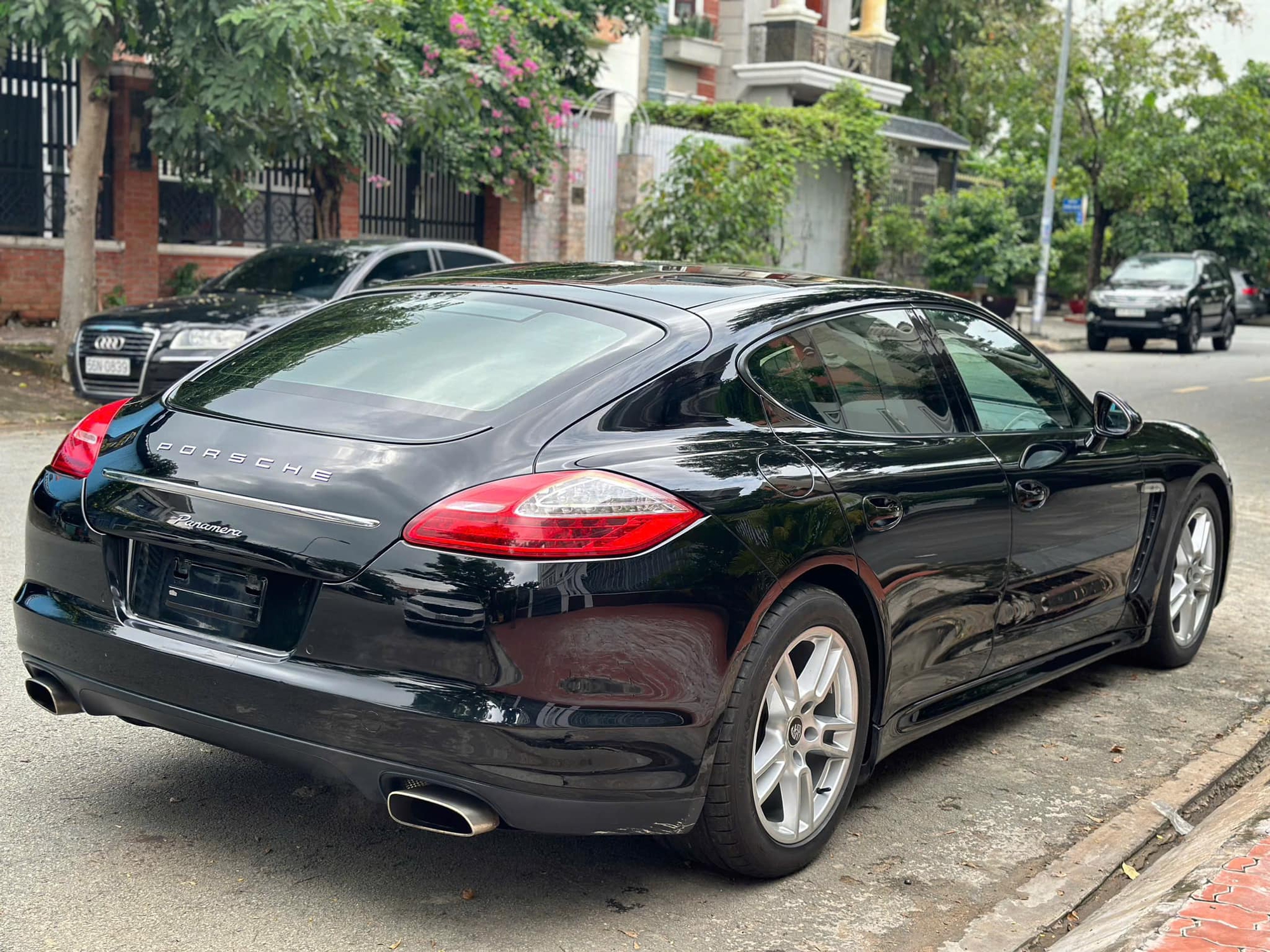 Porsche Panamera 2011 rao bán gần 1 tỷ: Đầu xe nâng cấp giống đời mới, người bán khẳng định xe nguyên bản, chấp 'mọi thầy thợ giỏi nhất đến xem'- Ảnh 6.