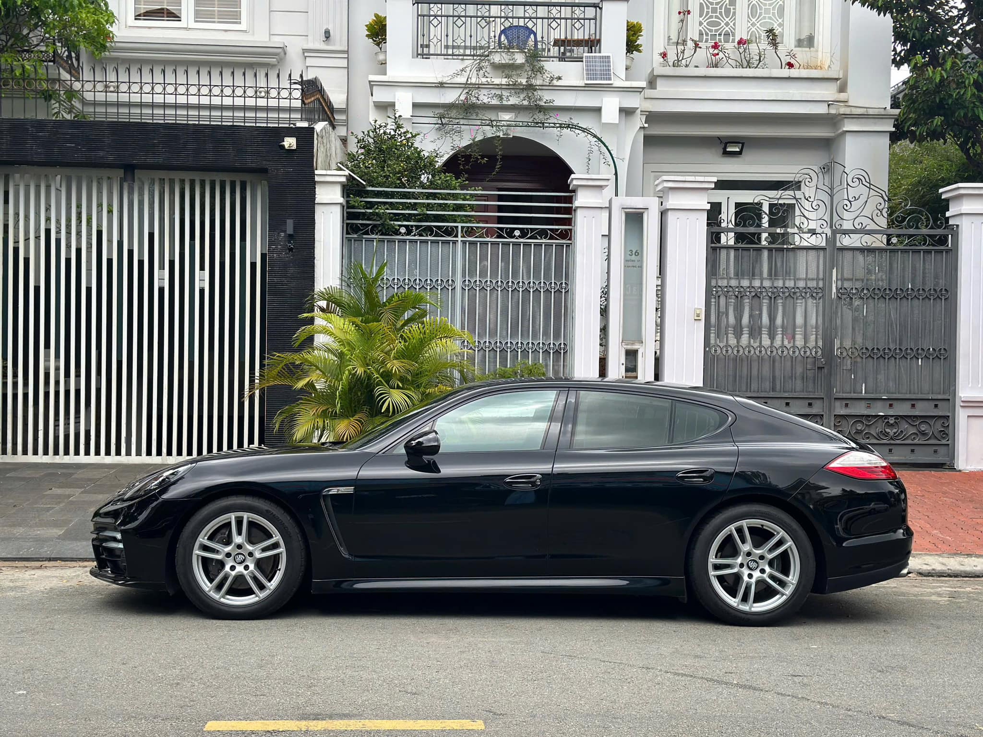 Porsche Panamera 2011 rao bán gần 1 tỷ: Đầu xe nâng cấp giống đời mới, người bán khẳng định xe nguyên bản, chấp 'mọi thầy thợ giỏi nhất đến xem'- Ảnh 3.