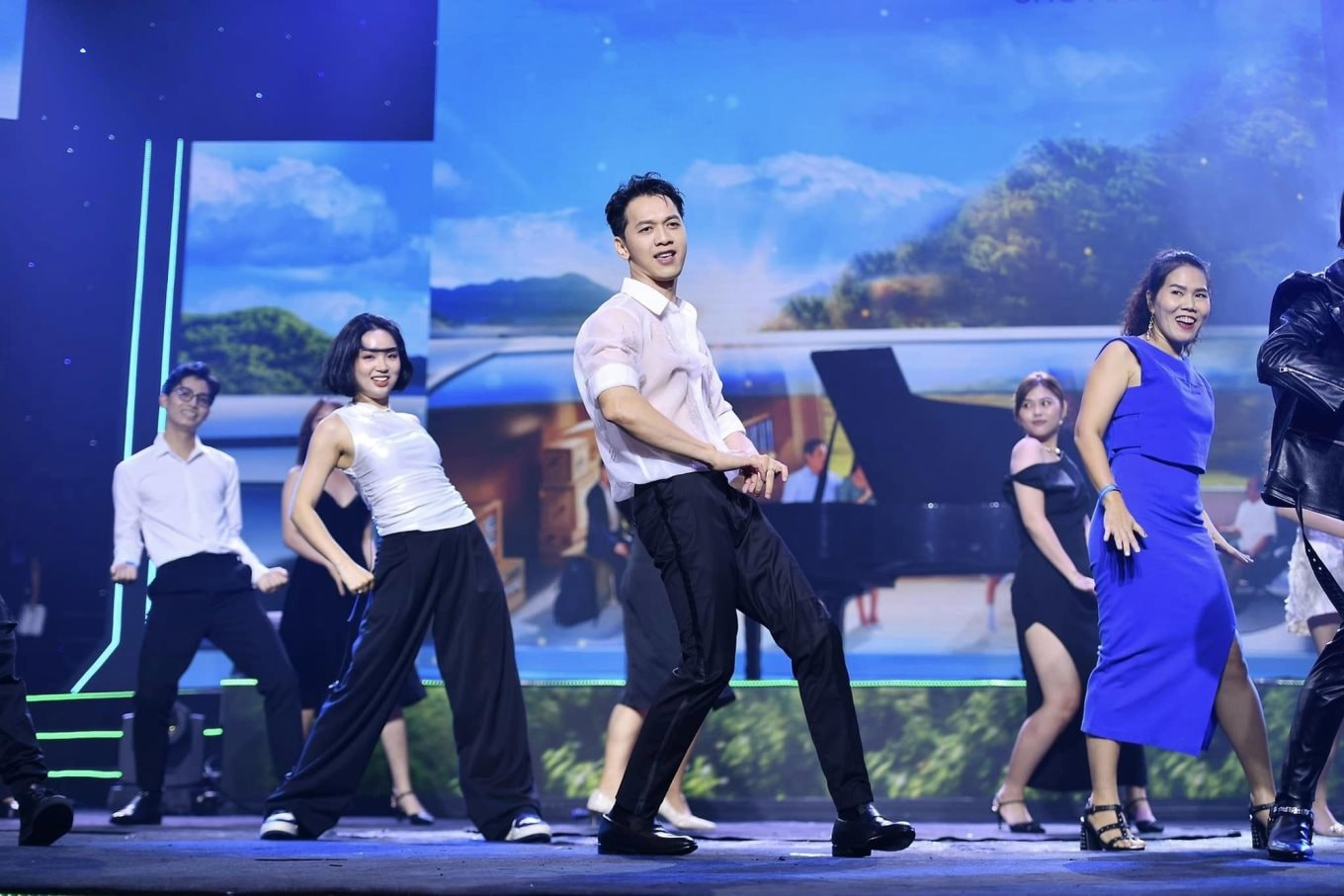 Khi "tổng tài" doanh nghiệp tỷ USD “biến hóa” trong vai trò ca sĩ, dancer: CEO 8X của MB gây sốt khi hát, nhảy ‘Bên trên tầng lầu”, nguyên Tổng giám đốc U60 Viettel cover loạt hit của Sơn Tùng M-TP- Ảnh 3.