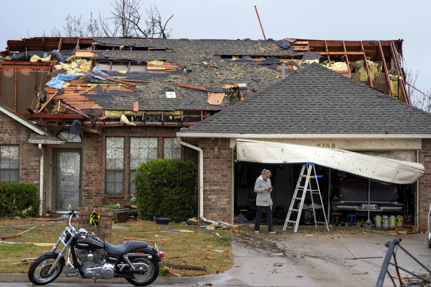 Bão và lốc xoáy dữ dội hất tung ô tô và tốc mái các tòa nhà ở bang Oklahoma (Mỹ)- Ảnh 3.