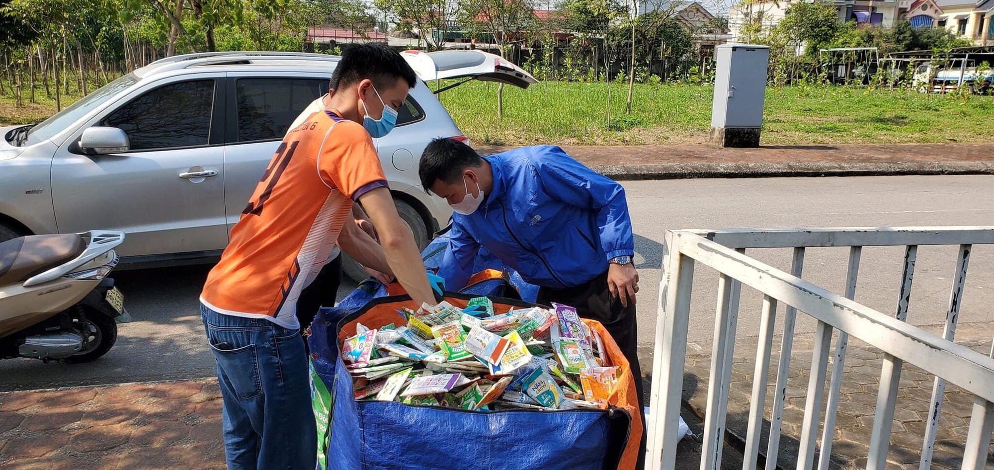 Một thương hiệu thời trang “chơi lớn” khi tạo ra những chiếc móc áo từ… vỏ hộp sữa- Ảnh 5.