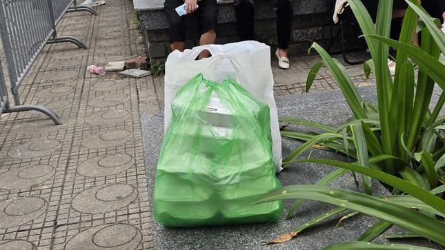 Mang cơm hộp, bánh mì 'tiếp tế' đấu giá đất huyện vùng ven Hà Nội- Ảnh 4.