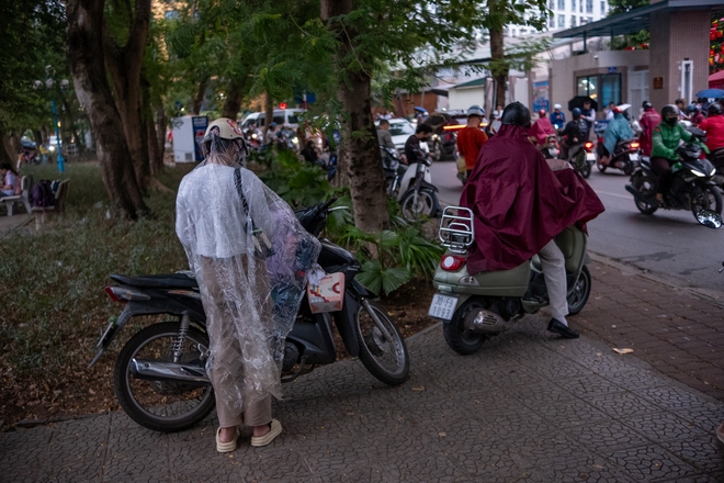 Kẹt xe khủng khiếp ở Hà Nội vào giờ tan tầm, người dân chôn chân dưới mưa lạnh- Ảnh 8.