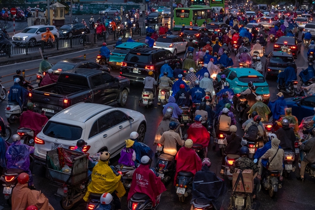 Kẹt xe khủng khiếp ở Hà Nội vào giờ tan tầm, người dân chôn chân dưới mưa lạnh- Ảnh 1.