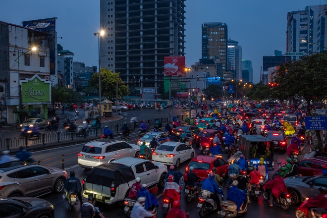 Kẹt xe khủng khiếp ở Hà Nội vào giờ tan tầm, người dân chôn chân dưới mưa lạnh- Ảnh 3.