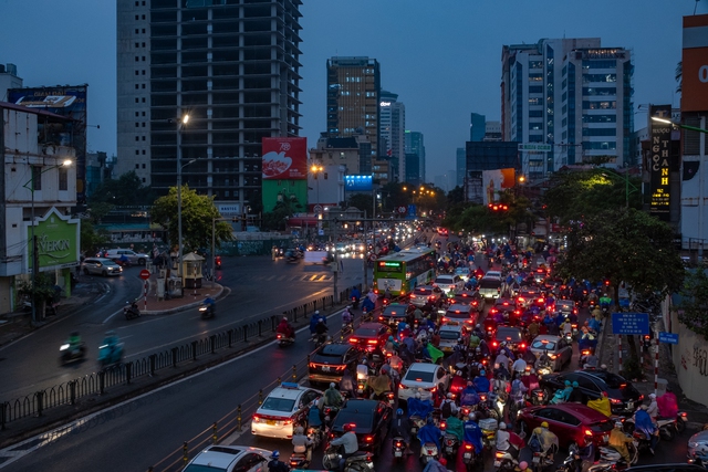 Kẹt xe khủng khiếp ở Hà Nội vào giờ tan tầm, người dân chôn chân dưới mưa lạnh- Ảnh 5.