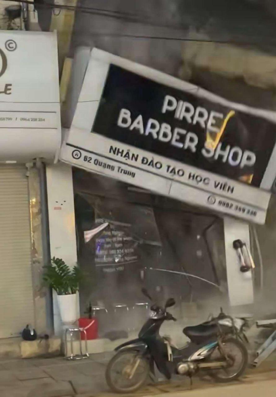Khoảnh khắc nhà 2 tầng trên phố Quang Trung, Hà Nội bất ngờ đổ sập hoàn toàn, bên trong có 4 người- Ảnh 5. Khoảnh khắc nhà 2 tầng trên phố Quang Trung, Hà Nội bất ngờ đổ sập hoàn toàn, bên trong có 4 người- Ảnh 5.
