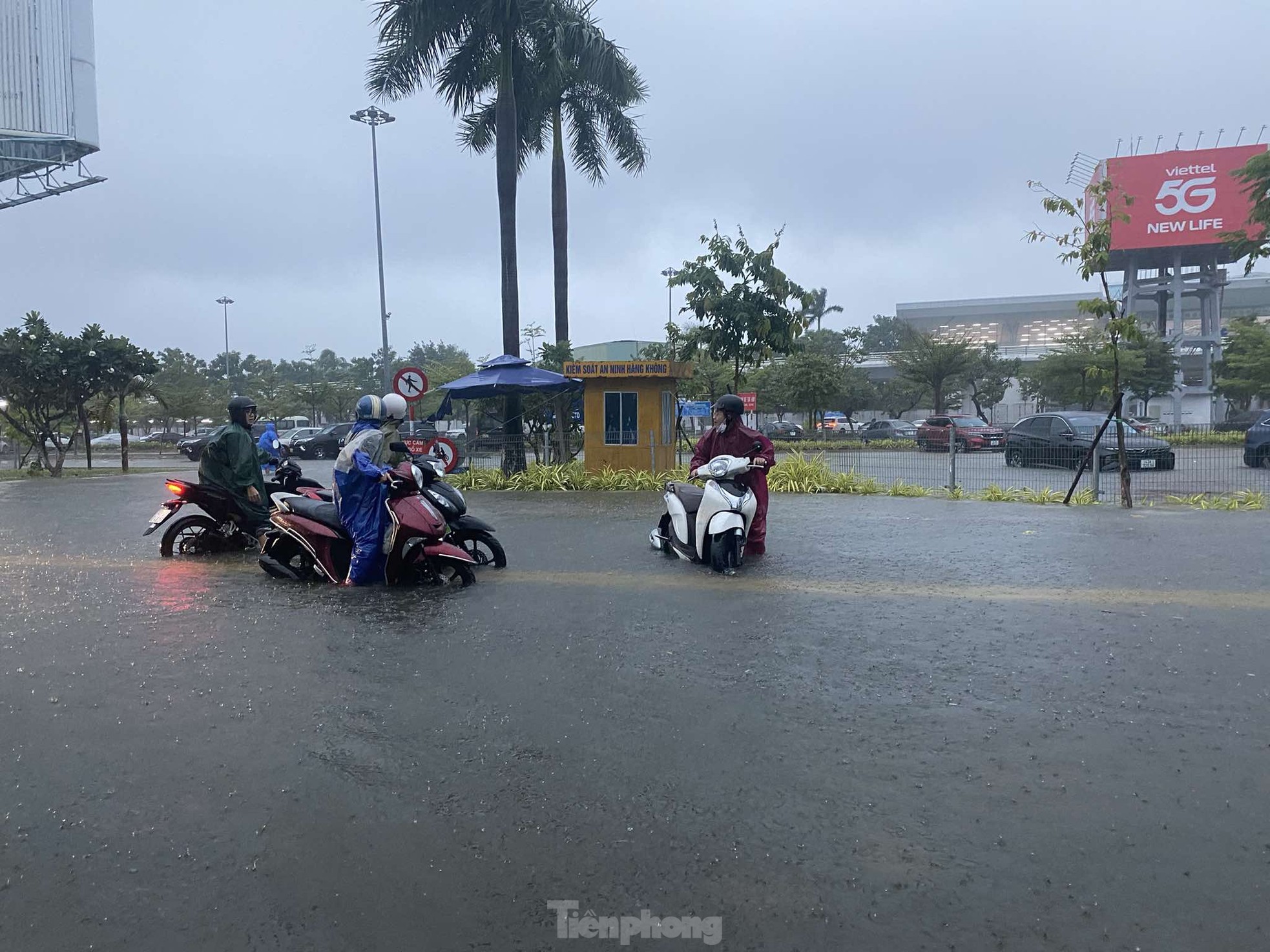 Đà Nẵng ngập do mưa lớn, nhà trường thông báo khẩn học sinh không tới lớp- Ảnh 1.