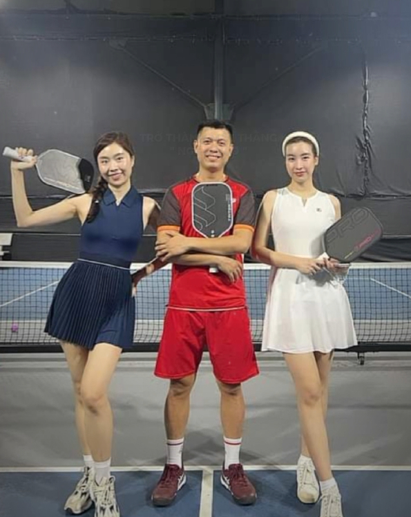 Lộ ảnh hiếm khi Hoa hậu Đỗ Mỹ Linh đi tập pickleball, đôi chân dài cùng trang phục của "nàng dâu hào hôn" gây chú ý- Ảnh 2.