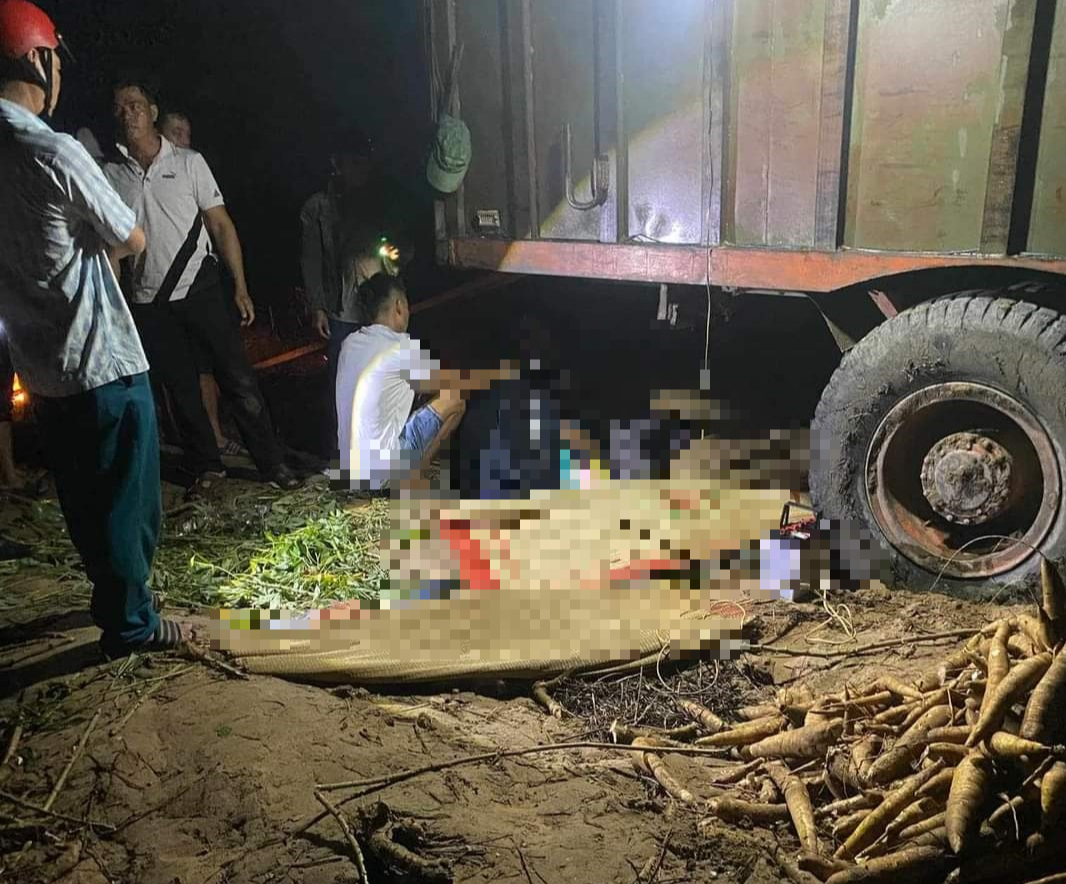 Vụ 6 người trú mưa ở gầm máy kéo, 2 người bị cán chết: "Tình tiết rất vô lý là xe tự nổ máy"- Ảnh 1.