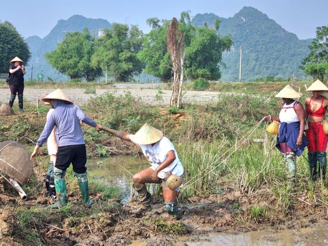 Ngạc nhiên hình ảnh khách Tây đi làm phụ hồ, cấy lúa- Ảnh 4.