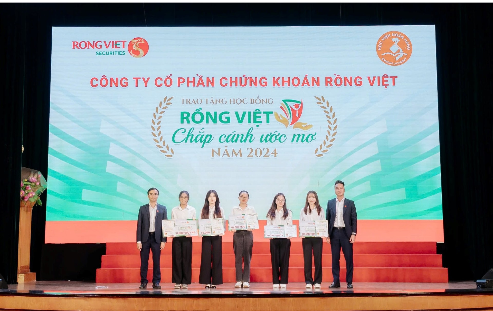 Trao tặng học bổng “Rồng Việt - Chắp cánh ước mơ” cho 52 sinh viên xuất sắc- Ảnh 3.