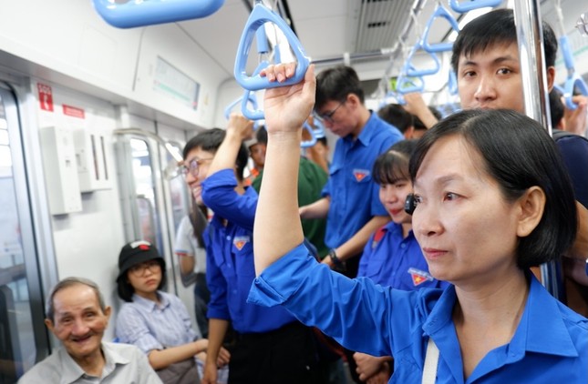 Người cao tuổi và trẻ em được miễn phí khi đi metro- Ảnh 2.