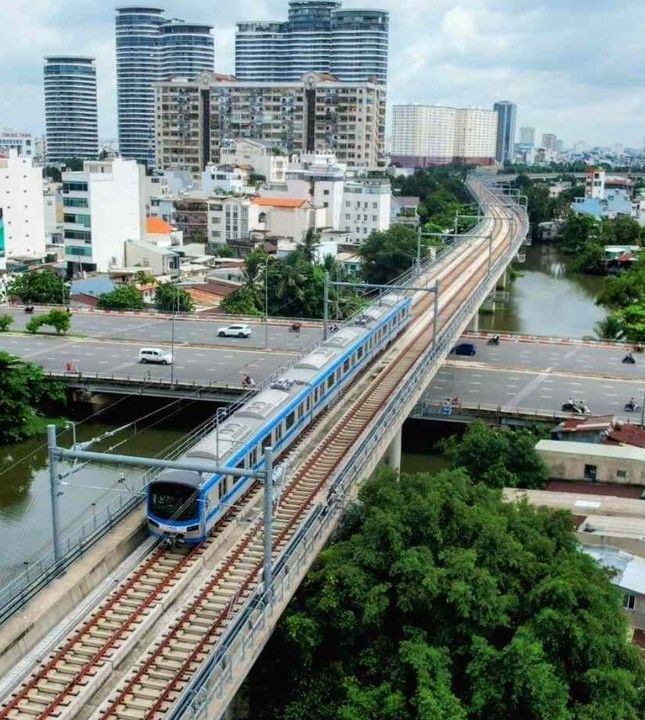 Người cao tuổi và trẻ em được miễn phí khi đi metro- Ảnh 1.