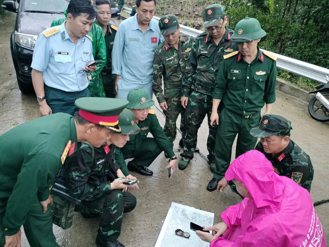 12 giờ chạy đua của hàng trăm cán bộ, chiến sĩ tinh nhuệ tìm kiếm 2 phi công vụ rơi máy bay ở Bình Định- Ảnh 4.