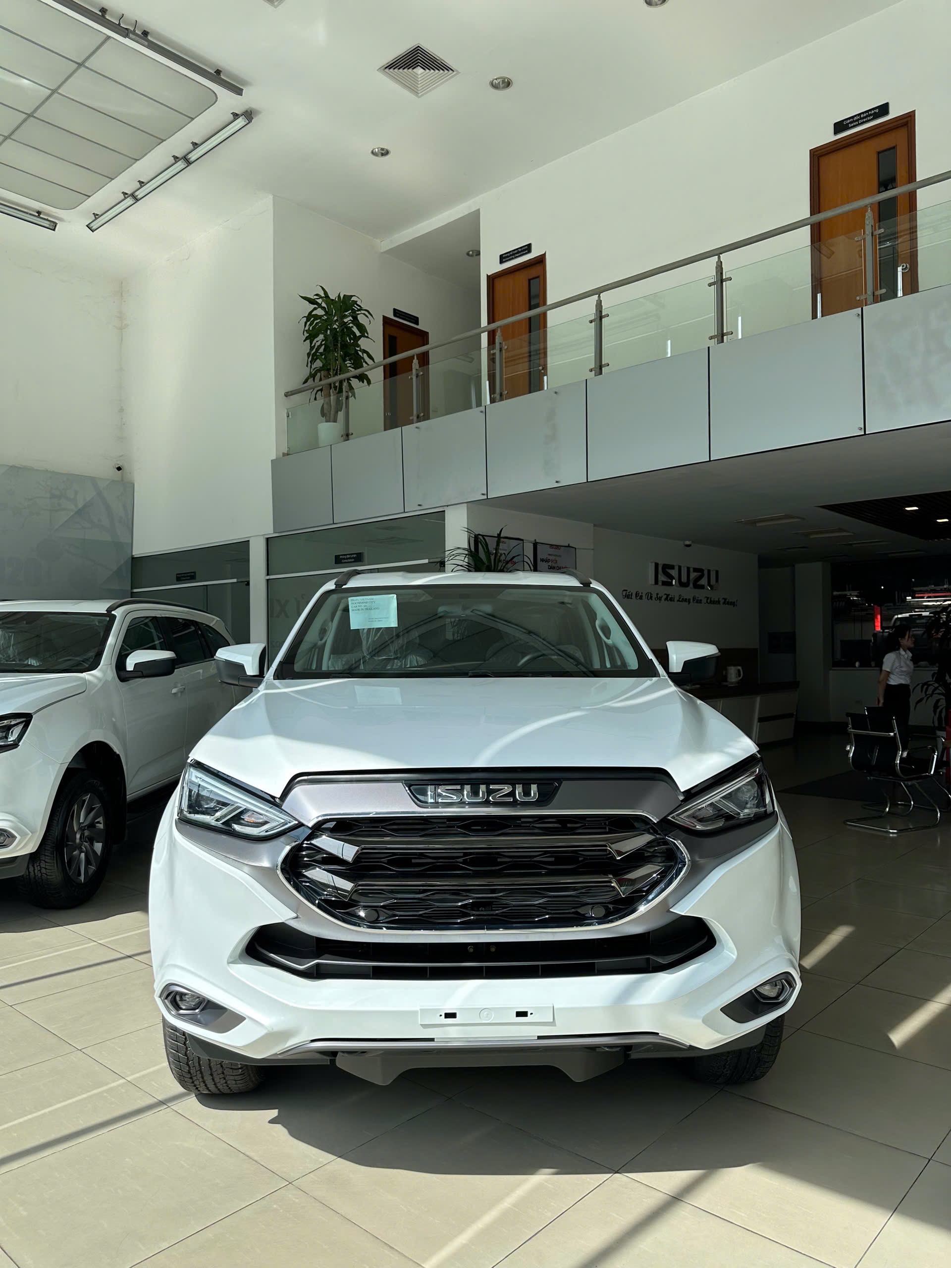 Isuzu mu-X "dọn kho", giảm khủng tới 225 triệu đồng, rẻ ngang CX-5, Territory- Ảnh 2.