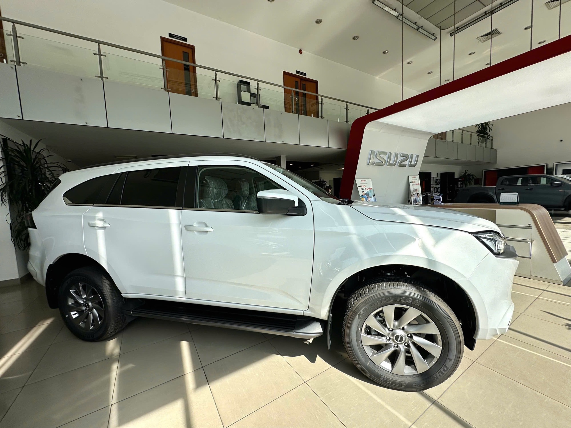 Isuzu mu-X "dọn kho", giảm khủng tới 225 triệu đồng, rẻ ngang CX-5, Territory- Ảnh 4.