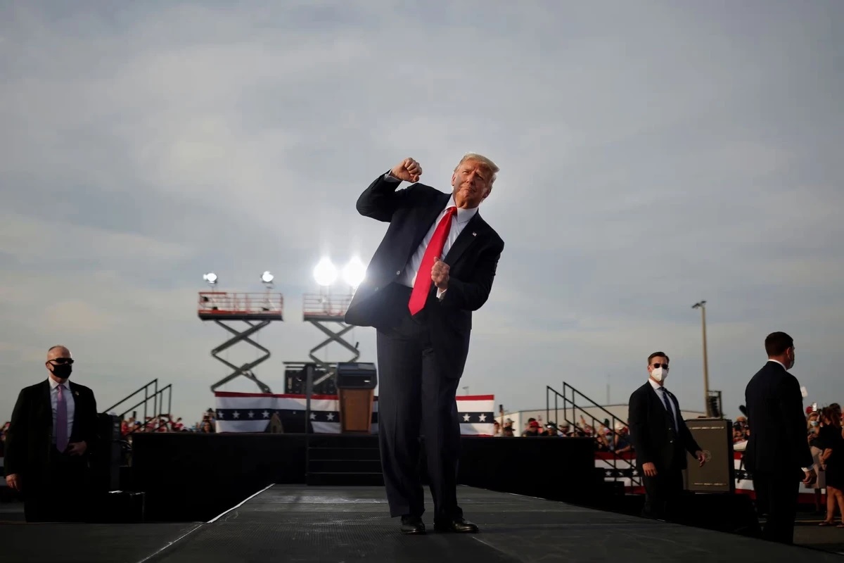 Ông Trump nhảy múa trong một cuộc vận động ở Florida. Ảnh: The Guardian