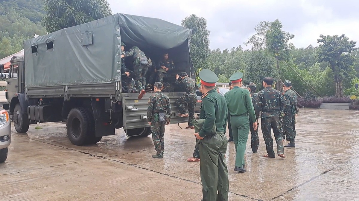 12 giờ chạy đua của hàng trăm cán bộ, chiến sĩ tinh nhuệ tìm kiếm 2 phi công vụ rơi máy bay ở Bình Định- Ảnh 3.