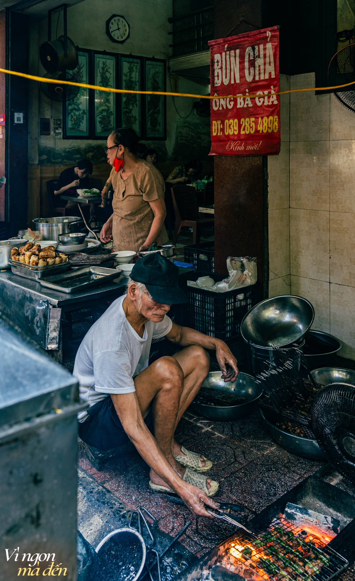 Quán bún chả "Ông bà già" bán 3 đời ở Hà Nội, nổi tiếng nhờ những miếng chả băm cuốn lá mùi tàu đặc biệt hiếm nơi có
- Ảnh 17.