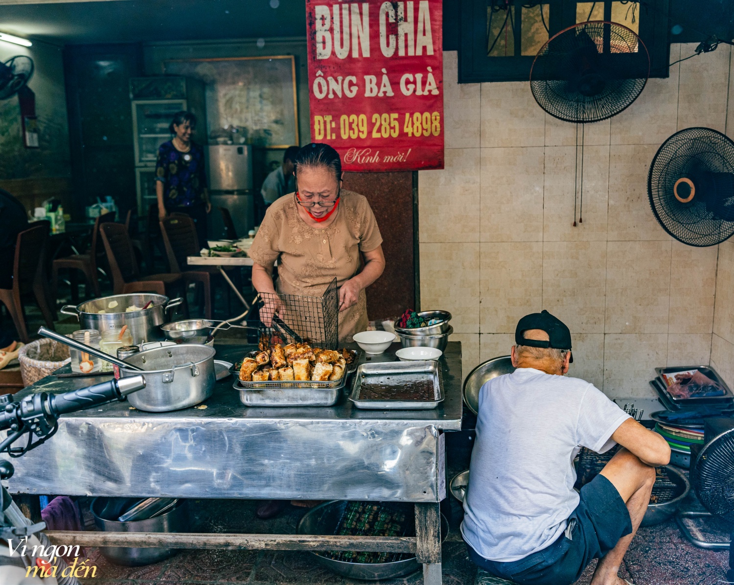 Quán bún chả "Ông bà già" bán 3 đời ở Hà Nội, nổi tiếng nhờ những miếng chả băm cuốn lá mùi tàu đặc biệt hiếm nơi có
- Ảnh 16.