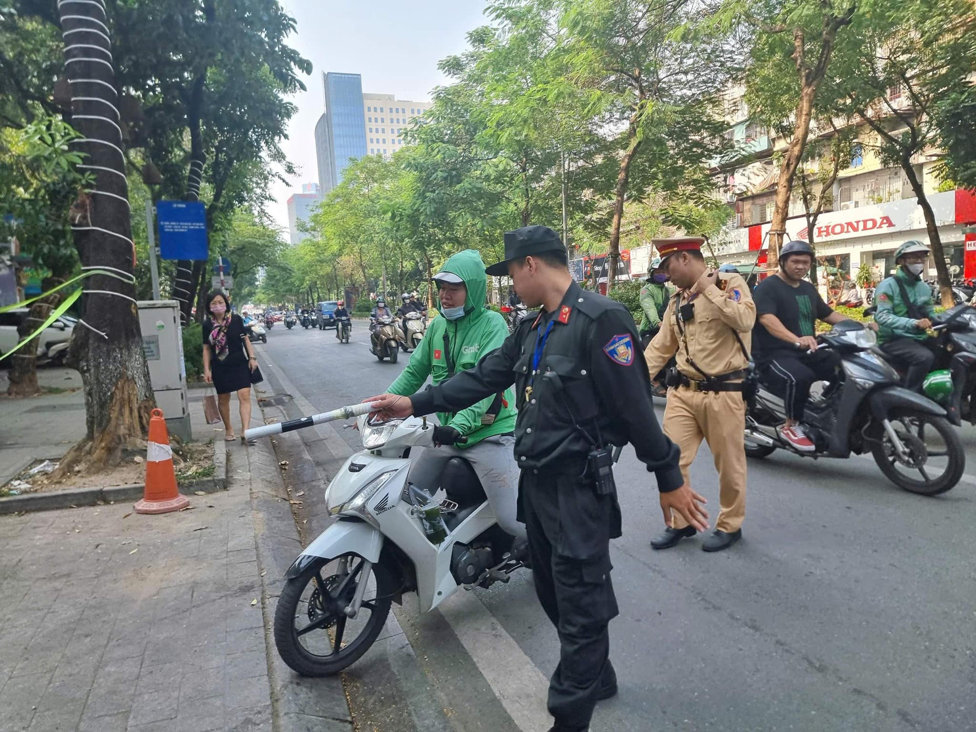 Hà Nội: Các tổ công tác đặc biệt xử lý hàng loạt hành vi 'làm ảo thuật' với biển số xe ô tô, xe máy- Ảnh 3.