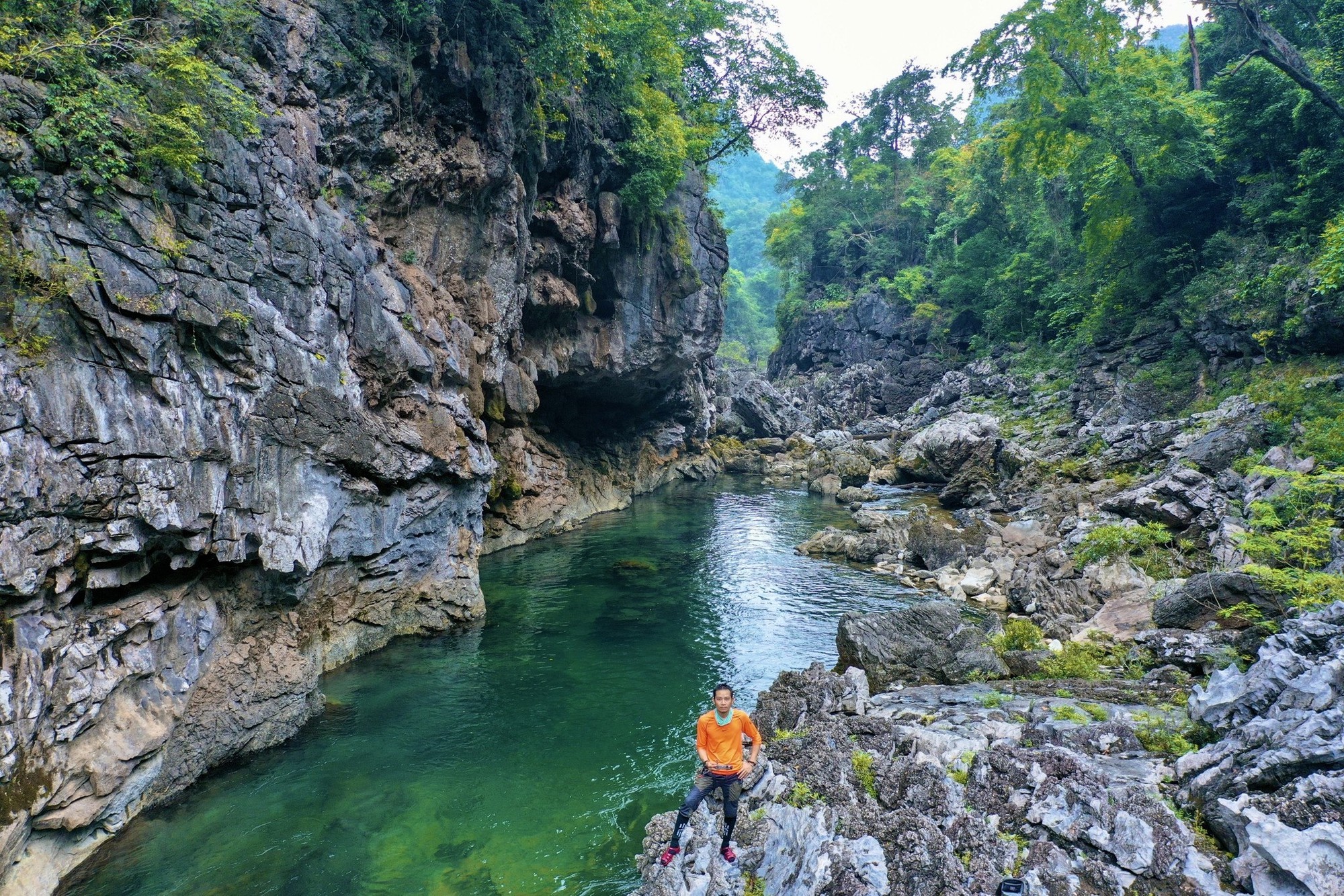 Một nơi ở Việt Nam đẹp siêu thực tựa như “thế giới khác”, có hồ nước bí ẩn “treo” lơ lửng, vẫn hoang sơ chưa nhiều người biết đến- Ảnh 1.