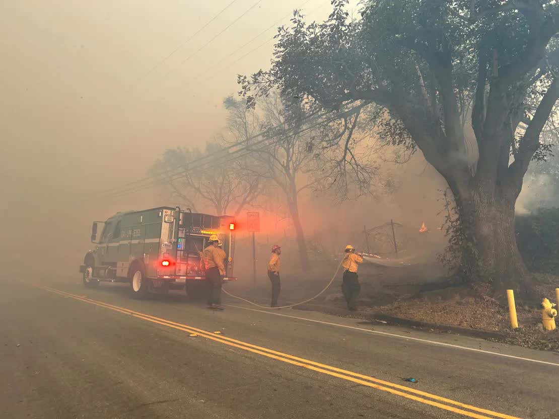 Gió mạnh khiến hàng chục ngôi nhà cháy rụi ở California, hơn 10.000 người phải sơ tán khẩn, 27 triệu người bị ảnh hưởng- Ảnh 1.