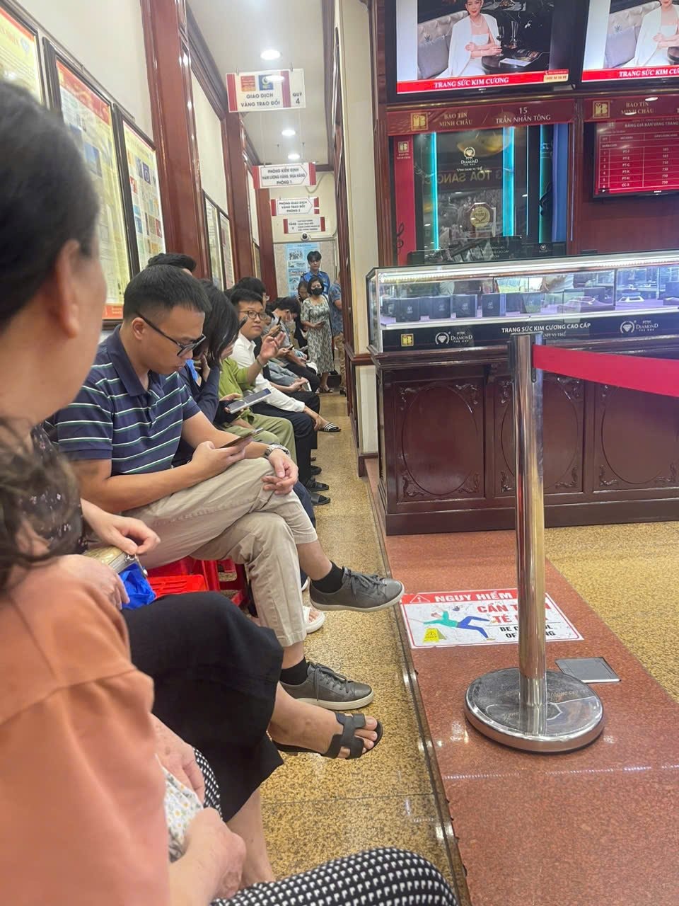 Nhiều người "tranh thủ" đi mua vàng vì "giá rẻ"- Ảnh 2.