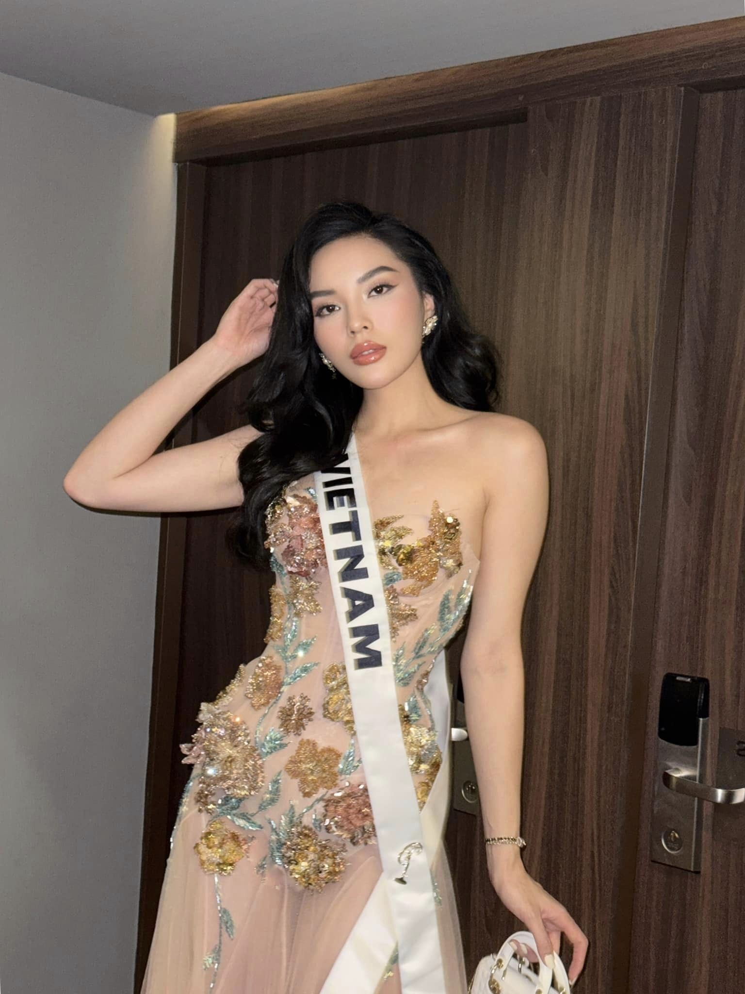 Kỳ Duyên ngày thứ 11 tại Miss Universe: Khoe eo "con kiến" gây sốt, tiến thẳng vào Top 10 trên BXH- Ảnh 7.