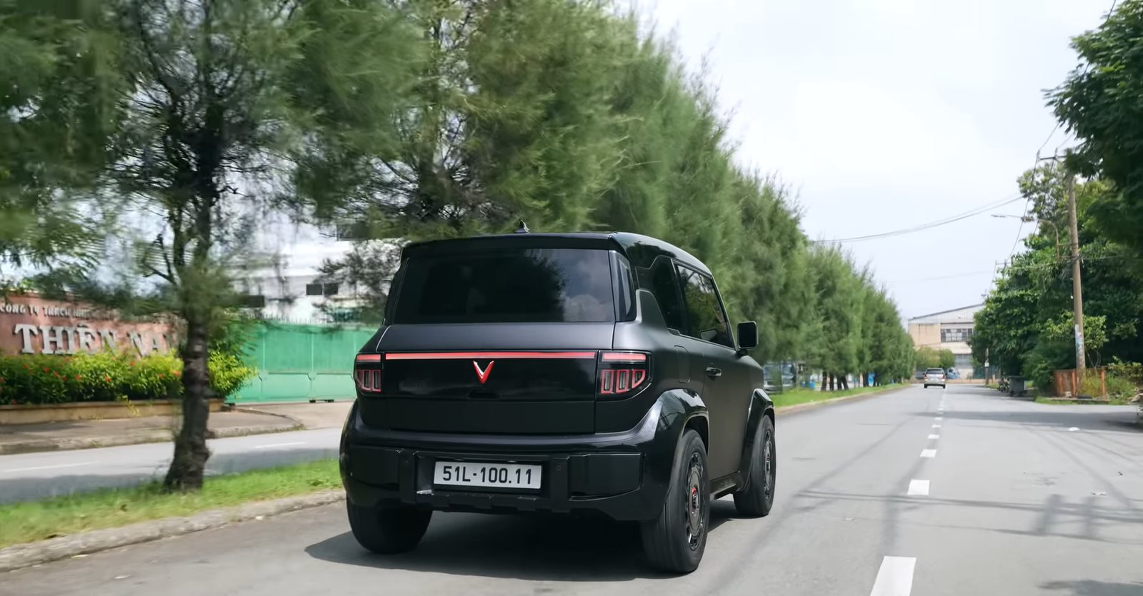 "Pháp sư" Mr. Xuân Hoàn thay áo mới cho VinFast VF 3: mini Defender phiên bản "hoàng tử bóng đêm", cặp đèn pha đổi màu theo ý thích- Ảnh 4.