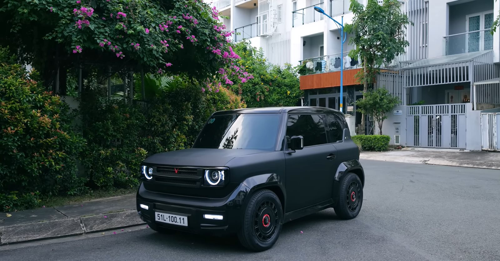 "Pháp sư" Mr. Xuân Hoàn thay áo mới cho VinFast VF 3: mini Defender phiên bản "hoàng tử bóng đêm", cặp đèn pha đổi màu theo ý thích- Ảnh 6.