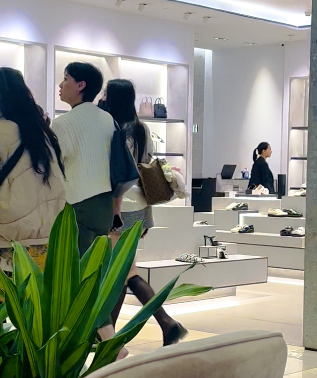 "Team qua đường" gặp Doãn Hải My cùng mẹ vợ hot nhất làng bóng đá đi shopping, chân dài thẳng tắp chiếm spotlight- Ảnh 1.