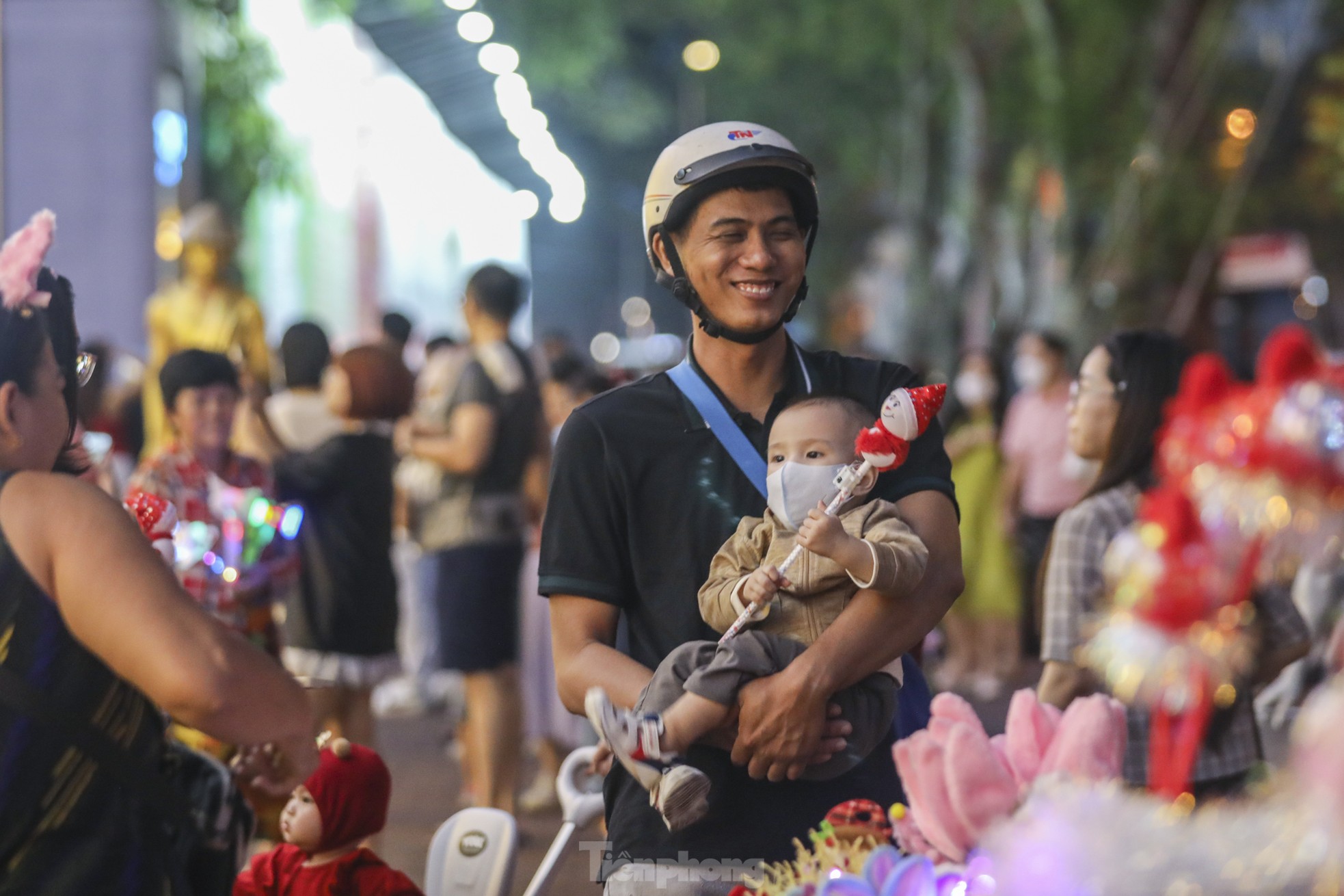 Không khí Noel đến sớm ngập tràn, giới trẻ TPHCM mê mẩn check-in- Ảnh 8.